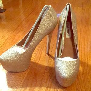 Final price drop Gold sparkle Steve Madden pumps